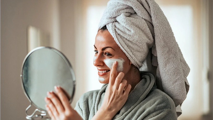 Soins visage : Pourquoi votre peau mérite une purification en profondeur chaque mois