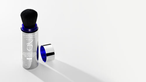 La crème solaire + poudre SPF 45 offre une défense cutanée supérieure avec une touche de pigments de couleur avancés.